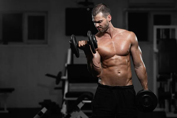 Hombre Entrena Gimnasio Hombre Atlético Entrena Con Pesas Bombeando Sus — Foto de Stock