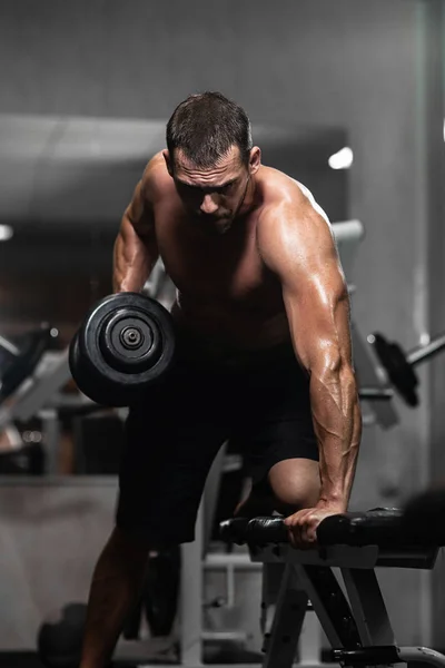 Člověk Trénuje Tělocvičně Atletický Muž Vlaky Činkami Čerpání Jeho Biceps — Stock fotografie