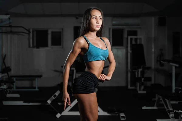 Κορίτσι Fitness Άσκηση Barbell Γυμναστήριο Γυναίκα Που Παρουσιάζουν Στο Γυμναστήριο — Φωτογραφία Αρχείου