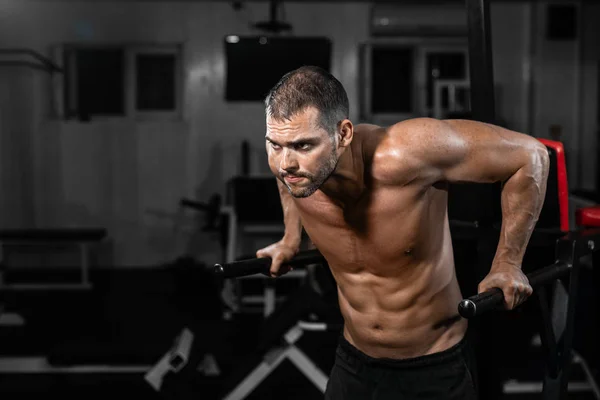 Homem Musculoso Fazer Flexões Bares Irregulares Ginásio Crossfit Conceito Estilo — Fotografia de Stock