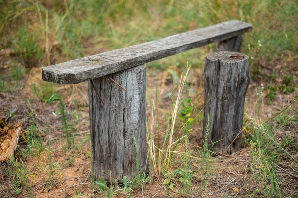 Gammal Träbänk Stockar Övergiven Grönområde — Stockfoto