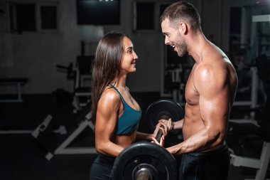 Halter ağırlık antrenmanı Ekipmanı spor jimnastiği grubuyla. Adam ve kadın trenler