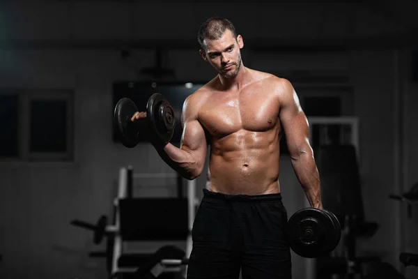 Hombre Entrena Gimnasio Hombre Atlético Entrena Con Pesas Bombeando Sus — Foto de Stock