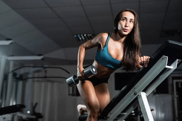 Woman Trains Gym Athletic Woman Trains Dumbbells Pumping Her Biceps — Stock Photo, Image