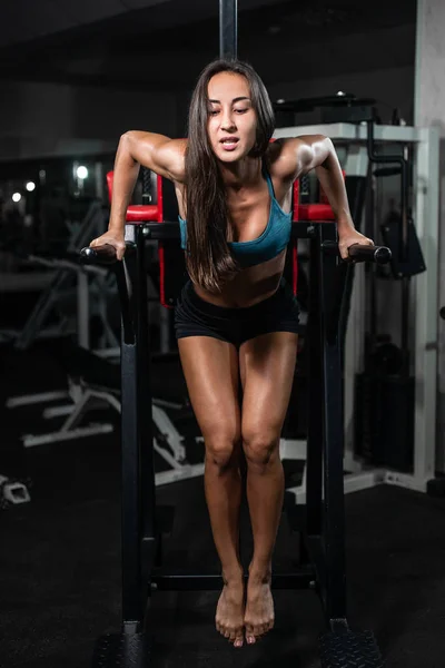 Fitness Kvinna Gör Armhävningar Barr Crossfit Gym Träning Livsstilskoncept — Stockfoto
