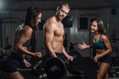 Halter ağırlık antrenmanı Ekipmanı spor jimnastiği grubuyla. Adam ve kadın trenler