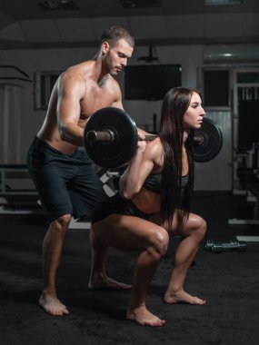 Halter ağırlık antrenmanı Ekipmanı spor jimnastiği grubuyla. Adam ve kadın trenler