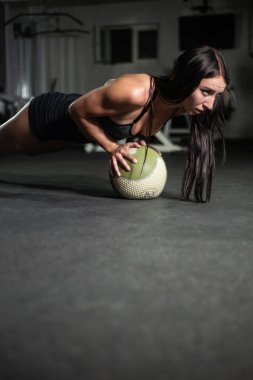 Şınav topa, egzersiz yaşam tarzı kavramı Fitness kızın yaptığı