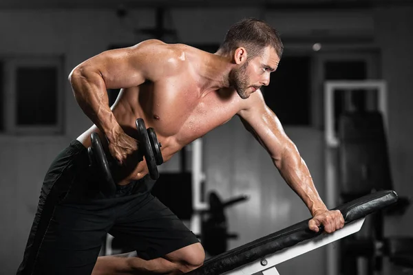 Hombre Entrena Gimnasio Hombre Atlético Entrena Con Pesas Bombeando Sus — Foto de Stock