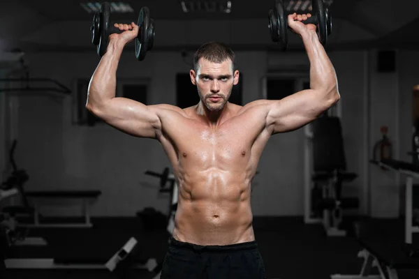 Vackra Muskulös Man Den Gym Träningen Med Hantlar Kille Pumpar — Stockfoto