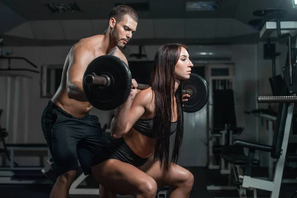 Halter ağırlık antrenmanı Ekipmanı spor jimnastiği grubuyla. Adam ve kadın trenler
