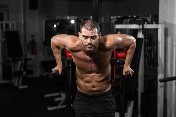 Homem Musculoso Fazer Flexões Bares Irregulares Ginásio Crossfit Conceito Estilo — Fotografia de Stock