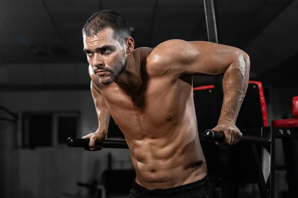 Homem Musculoso Fazer Flexões Bares Irregulares Ginásio Crossfit Conceito Estilo — Fotografia de Stock
