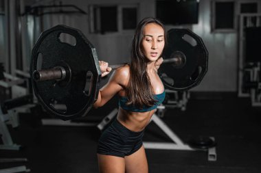 Yakışıklı halterci Barbell ile ağız kavgası kaldırma. Halter, bacaklar pompa ile kadın eğitim