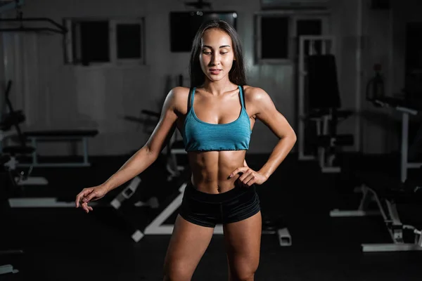 Chica Fitness Haciendo Ejercicio Con Barra Pesas Gimnasio Mujer Posando — Foto de Stock