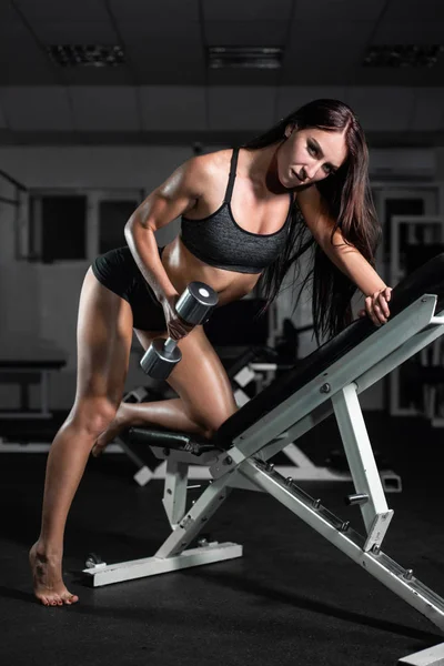 Sexy Woman Trains Gym Athletic Woman Trains Dumbbells Pumping Her — Stock Photo, Image