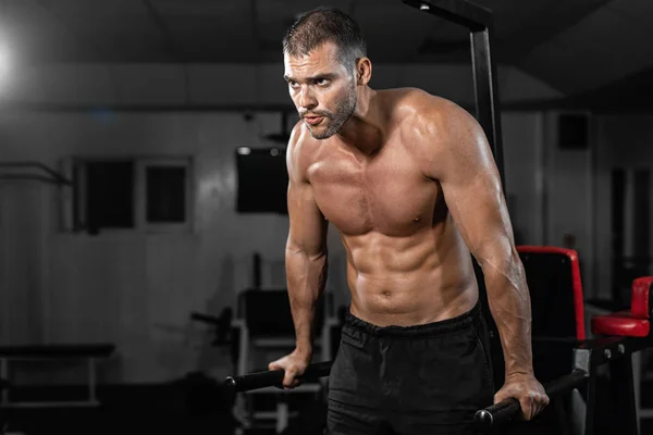 Hombre Musculoso Haciendo Flexiones Barras Irregulares Gimnasio Crossfit Concepto Estilo — Foto de Stock