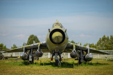 Eski Sovyet askeri uçak müzesinde, eski askeri teçhizat