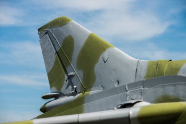 Eski askeri uçak tasarımı, eski askeri teçhizat parçası için kuyruk