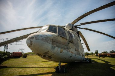 Eski Sovyet askeri helikopter müzesinde, eski askeri teçhizat