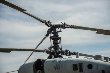 Askeri helikopter gökyüzü arka plan üzerinde Ana rotor görünümünü yakın çekim