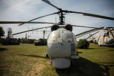 Eski Sovyet askeri helikopter müzesinde, eski askeri teçhizat
