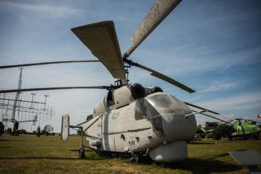 Eski Sovyet askeri helikopter müzesinde, eski askeri teçhizat