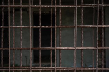 Paslı metal kafes duvarlarının kasvetli iç, eski demir parmaklıklar ardında bir Manzaralı