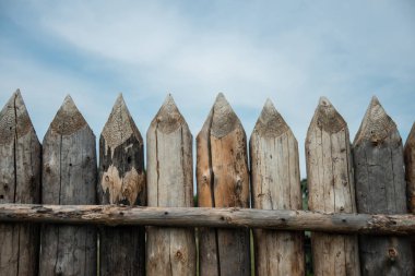 Yeniden oluşturulan çit ahşap müzede. Korunması için eski tasarımları
