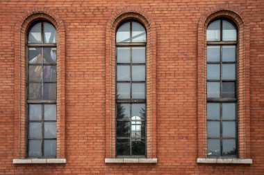 Eski tuğla windows Tren İstasyonu. Antik Bina tasarımında kullanılmak