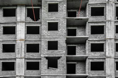 İnşaat alanında hangi yüksek katlı binalar inşa etmek. büyük panel ev yapım aşamasında