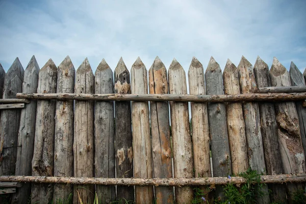 博物館で木の柵を再建 保護のための古代のデザイン — ストック写真