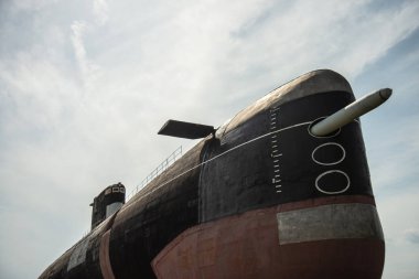 Rusya, Togliatty - 13 Ağustos 2018: Eski denizaltı Tasarımcısı bulutlar arka plan üzerinde