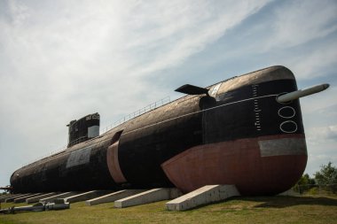 Rusya, Togliatty - 13 Ağustos 2018: Eski denizaltı Tasarımcısı bulutlar arka plan üzerinde