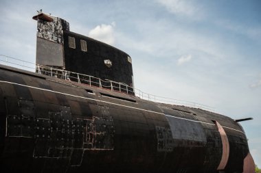 Rusya, Togliatty - 13 Ağustos 2018: Eski denizaltı Tasarımcısı bulutlar arka plan üzerinde