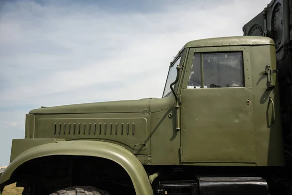 Rosja, Togliatty - 13 Sierpień 2018: stare wojskowe ciężarówki od 1940 roku w Muzeum — Zdjęcie stockowe