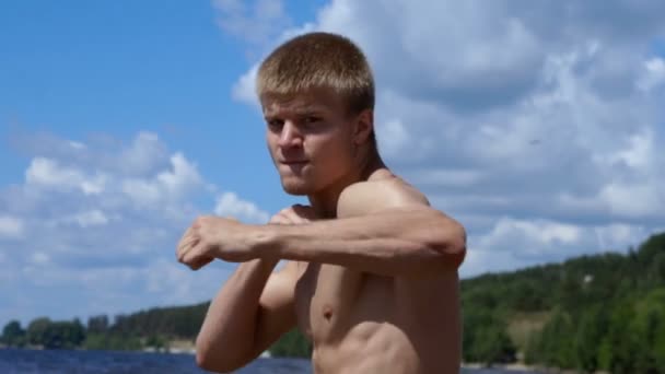 Entraînement musculaire masculin. Boxer trains en plein air — Video