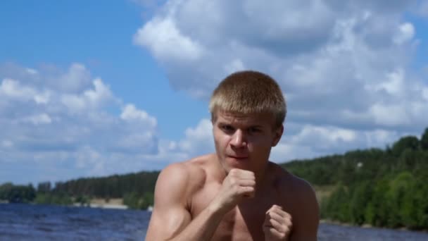 Muskulös manlig fighter utbildning. Boxare tåg i fria — Stockvideo