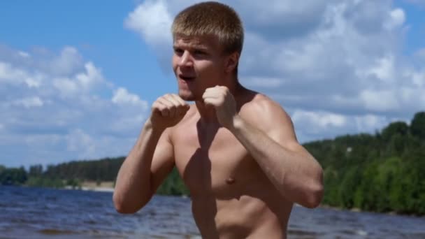 Entrenamiento muscular masculino de combate. Boxeador entrena al aire libre — Vídeos de Stock