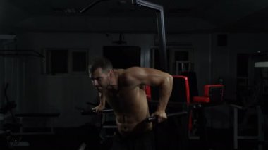 Kaslı adam şınav mı crossfit spor salonunda Asimetrik paralel olarak.