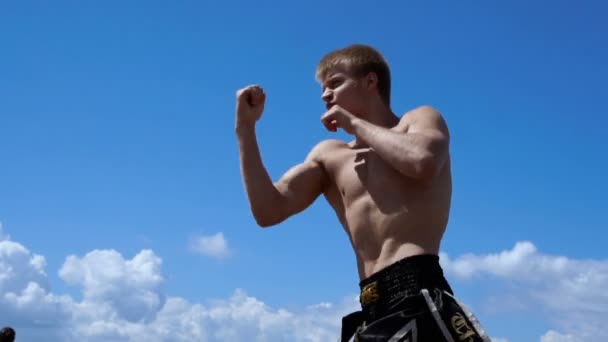 RUSIA, TOGLIATTY - 11 DE JULIO DE 2018: Entrenamiento muscular masculino de combate. Boxer entrena al aire libre — Vídeos de Stock