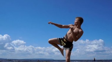 Rusya, Togliatty - 11 Temmuz 2018: Kick boks açık havada gökyüzü arka plan üzerinde yazında başladı