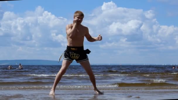 RUSSIE, TOGLIATTÉ - 11 JUILLET 2018 : Entraînement musculaire masculin. Boxer trains à l'extérieur — Video
