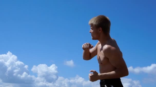 РОССИЯ, ТОГЛИАТТИ - 11 июля 2018 года: тренировка мускулистых бойцов-мужчин. Боксеры на улице — стоковое видео