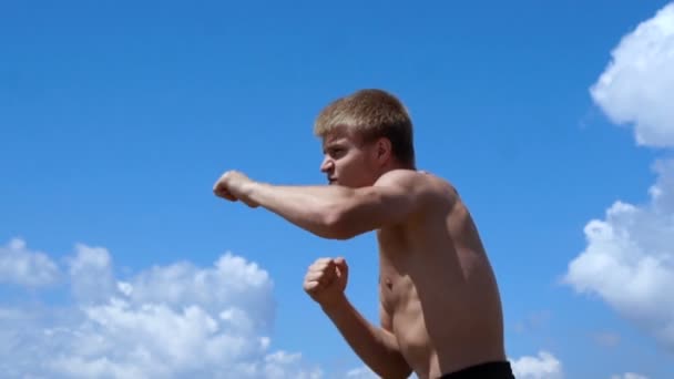 Rusland, Togliatty -, 11 juli 2018: Gespierde mannelijke vechter opleiding. Boxer treinen buitenshuis — Stockvideo