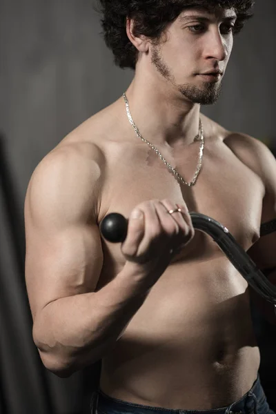 Atletische gespierde man opleiding biceps in de sportschool — Stockfoto