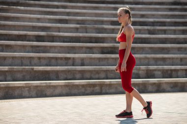 Runner güzel genç kadın start pozisyon stadyumda yaz aylarında