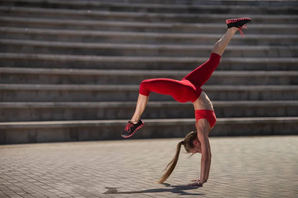 Young Attractive Woman Practicing Yoga Outdoors Girl Performs Handstand Upside — Stock Photo, Image