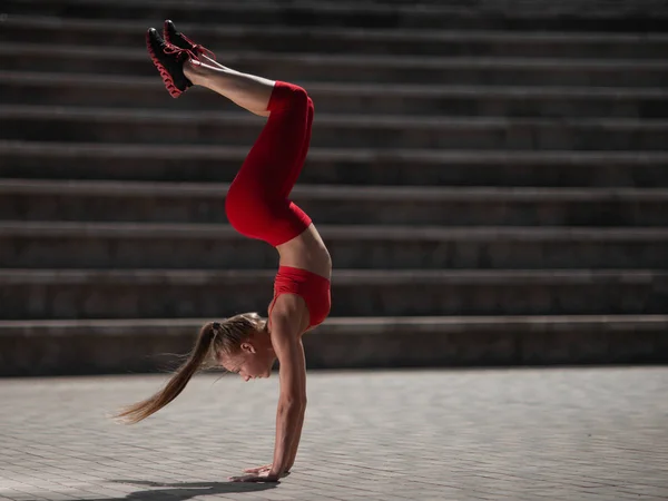 Junge Attraktive Frau Beim Yoga Freien Das Mädchen Macht Kopfüber — Stockfoto