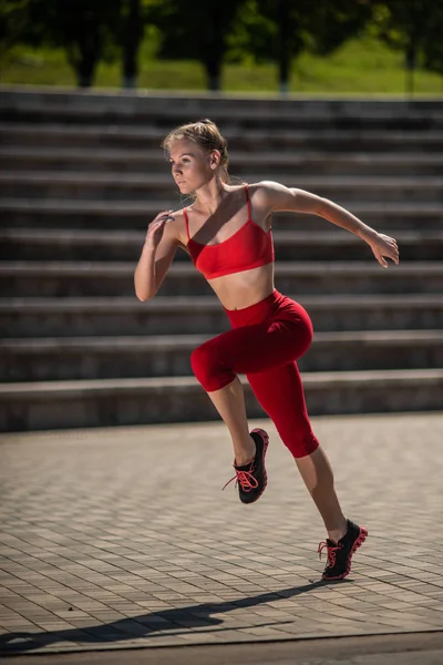 Jovem Mulher Fitness Correndo Estádio Verão Conceito Estilo Vida Saudável — Fotografia de Stock